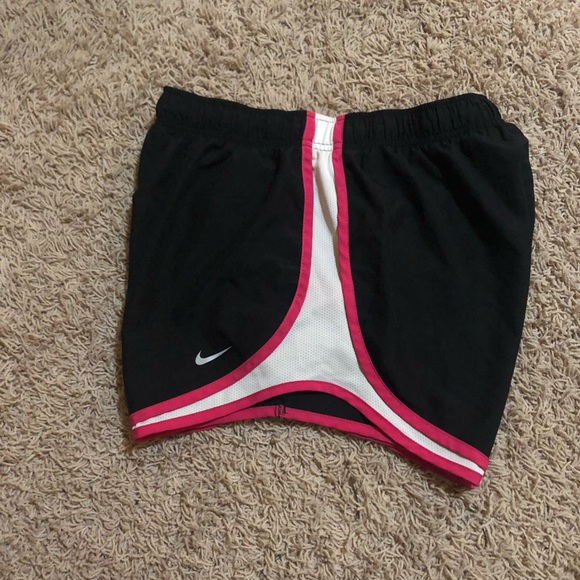 Black and pink Nike shorts - Picture 4 of 4